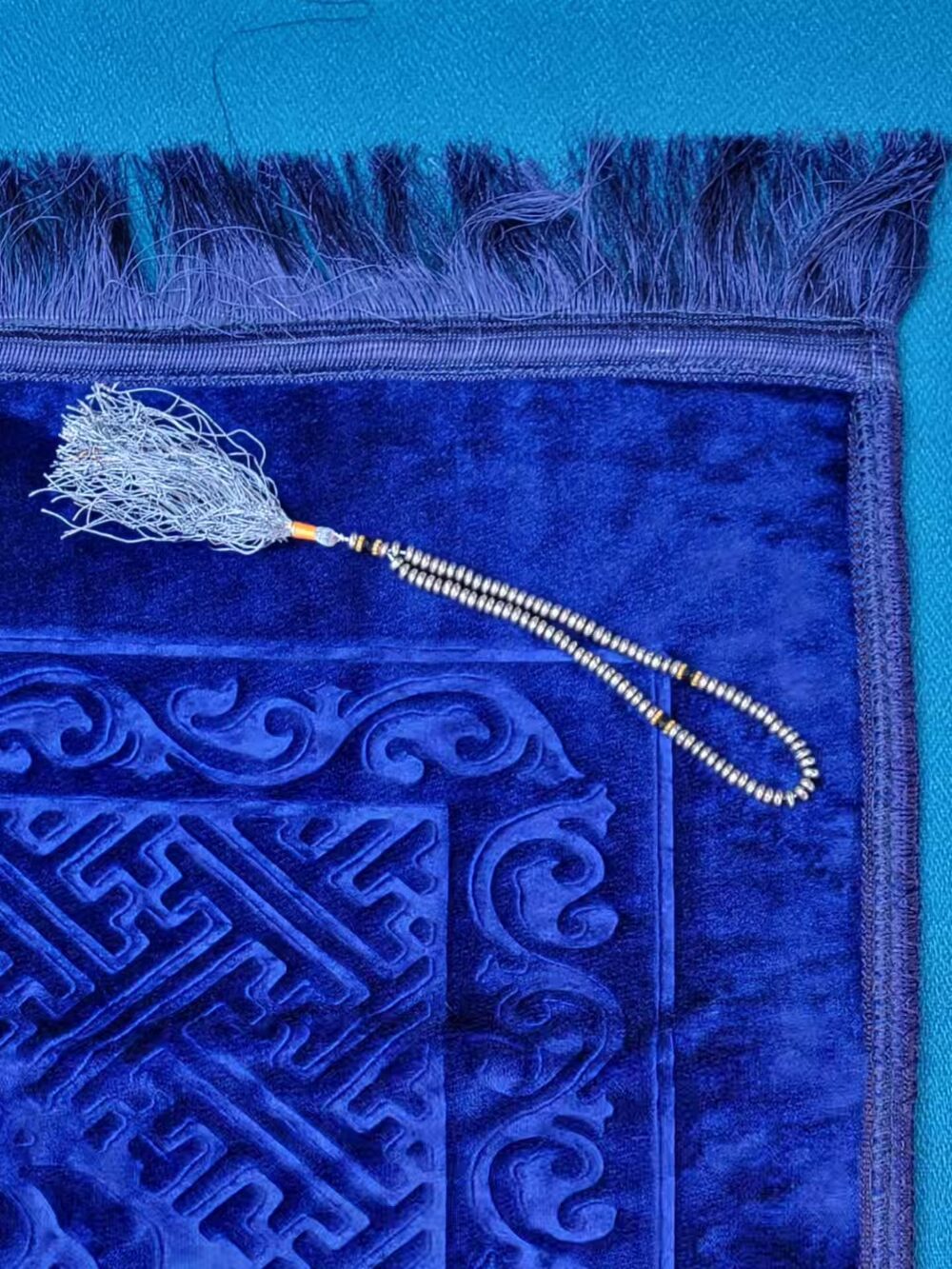 Qiblatain Premium Velvet Prayer Mat – Shiny Blue Mihrab Janamaz2 Qiblatain Premium Velvet Prayer Mat – Shiny Blue Mihrab Janamaz (80 × 120 cm)
