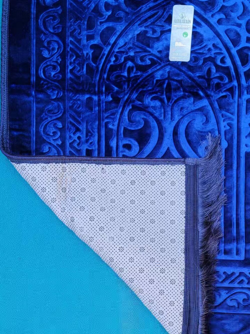 Qiblatain Premium Velvet Prayer Mat – Shiny Blue Mihrab Janamaz4 Qiblatain Premium Velvet Prayer Mat – Shiny Blue Mihrab Janamaz (80 × 120 cm)