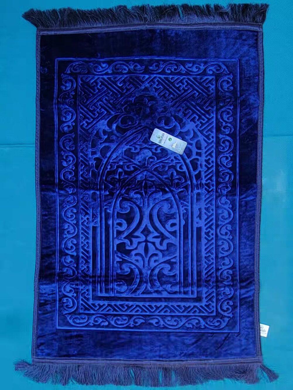 Qiblatain Premium Velvet Prayer Mat – Shiny Blue Mihrab Janamaz5 Qiblatain Premium Velvet Prayer Mat – Shiny Blue Mihrab Janamaz (80 × 120 cm)